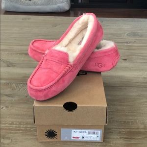 UGG slippers - women’s Size 9 - Brand New